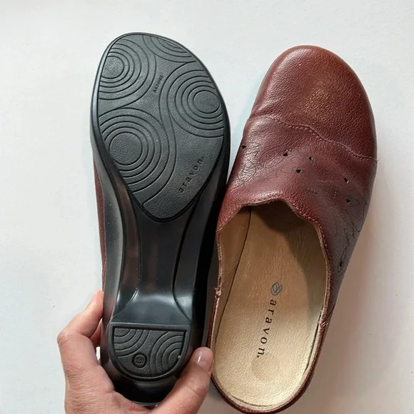 Aravon - 8.5, leather clog style slip on - Picture 2 of 7